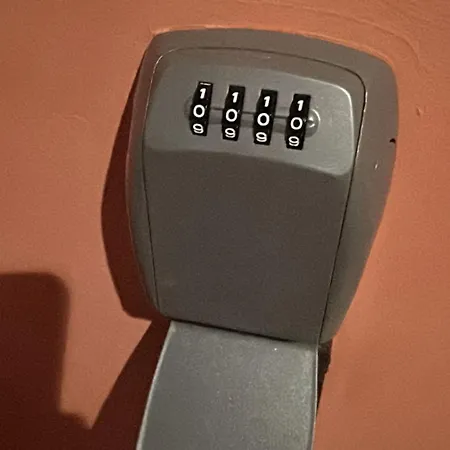 Beachside Penthouse Elviria 2 Bedrooms, Pools Open Year, Gym & Parking * 마르베야