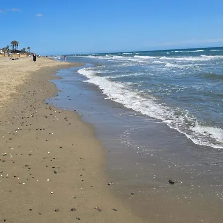 Beachside Penthouse Elviria 2 Bedrooms, Pools Open Year, Gym & Parking 마르베야