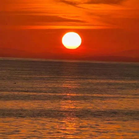 Beachside Penthouse Elviria 2 Bedrooms, Pools Open Year, Gym & Parking 아파트 *