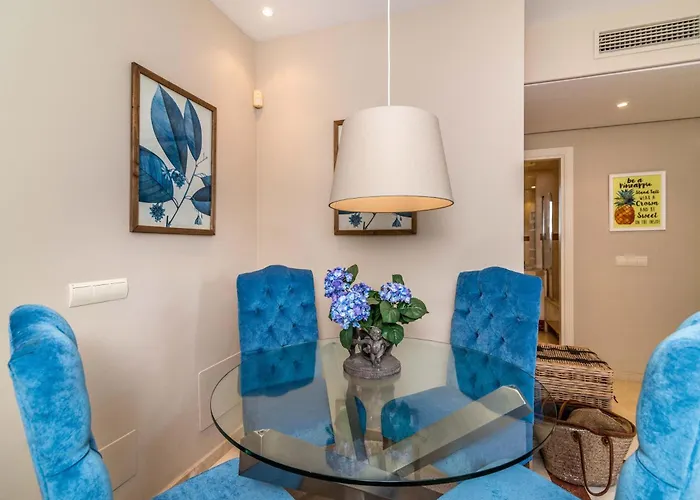 Beachside Penthouse Elviria 2 Bedrooms, Pools Open Year, Gym & Parking 马尔韦利亚